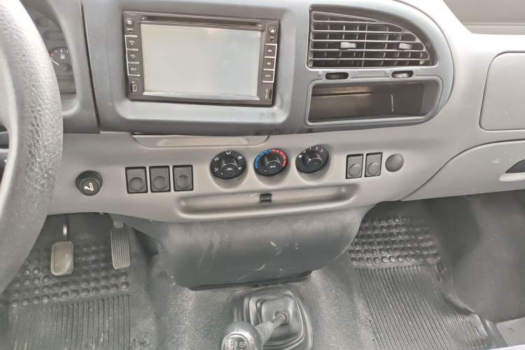 Used Ford Classic Transit 2013 2.8T Diesel Logistics Model with Short Wheelbase and Mid-Roof JX493ZLQ4