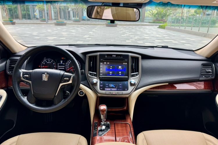 Used Toyota Crown 2015 2.0T Fashion Edition Interior 4