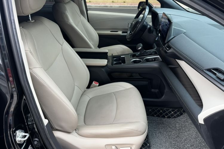 Used Toyota SIENNA 2021 2.5L Hybrid Premium Edition Interior 9