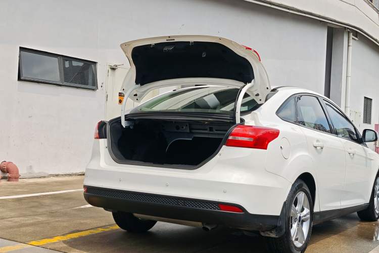 Used Ford Focus 2018 Sedan Classic 1.6L Automatic Comfort Plus Smart Drive Version