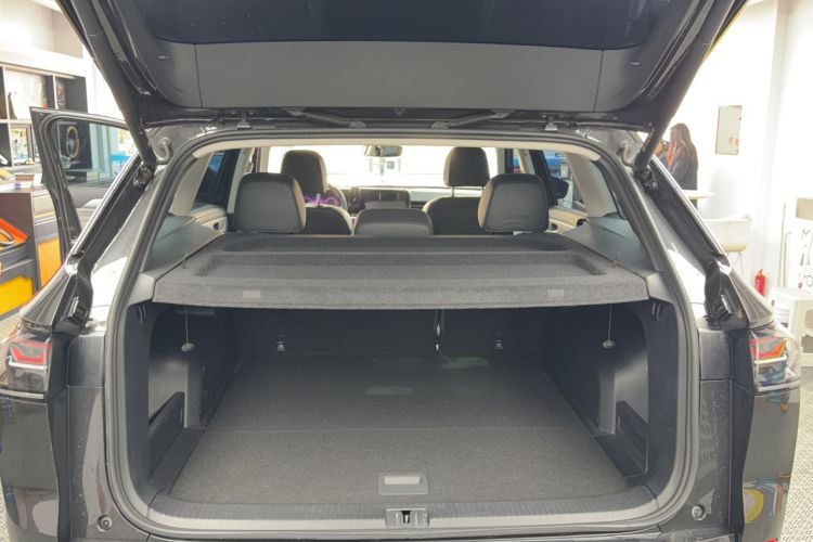 Used Volkswagen Tavendor 2024 380TSI All-Wheel-Drive R-Line Cruise Premium Edition Trunk