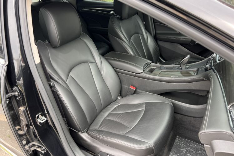 Used Buick LaCrosse 2019 28T Luxury Version Right Front Seat