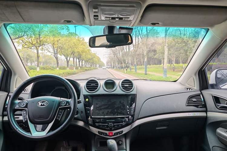 Used BYD S7 2015 2.0T Automatic Prestige Model Interior 3