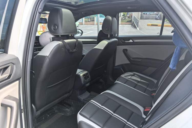 Used Volkswagen T-ROC 2023 300TSI DSG Two-Wheel-Drive Chen Guang Edition
