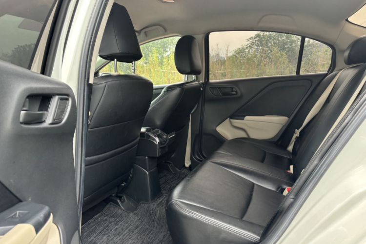 Used Honda Greiz 2016 1.5L CVT Classic Edition Interior 4