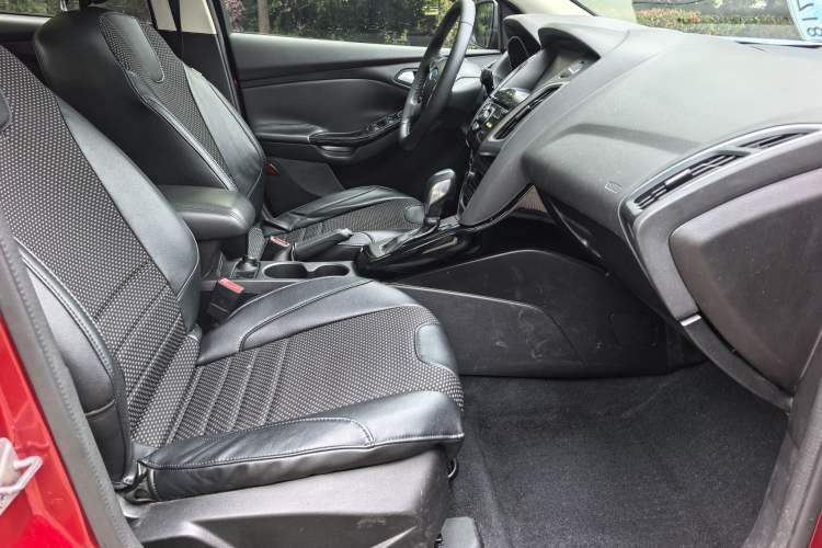 Used Ford Focus 2012 Sedan 1.6L Automatic Fashion Edition Right Front Seat