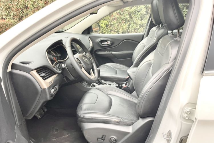 Used Jeep Cherokee 2016 2.0L Superior Edition