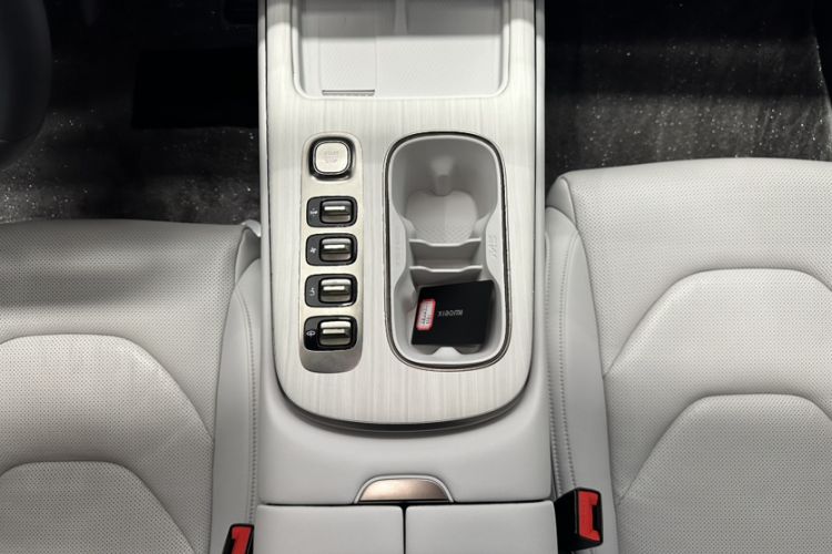 Used Xiaomi Auto SU7 2024 Four-Wheel Drive Ultra-Long Range Advanced Intelligent Driving Max Edition Interior 3