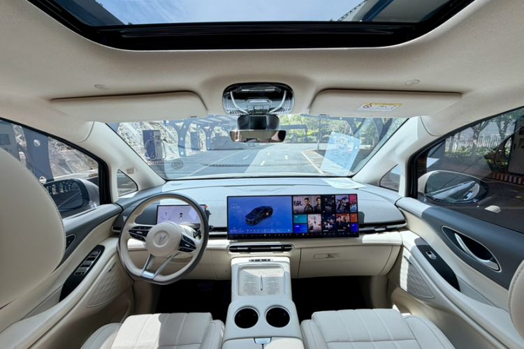 Used VOYAH Dream 2025 PHEV Four-Wheel Drive Excellence Kunpeng Edition
