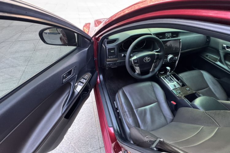 Used Toyota Reiz 2013 2.5V Elite Edition Interior 3