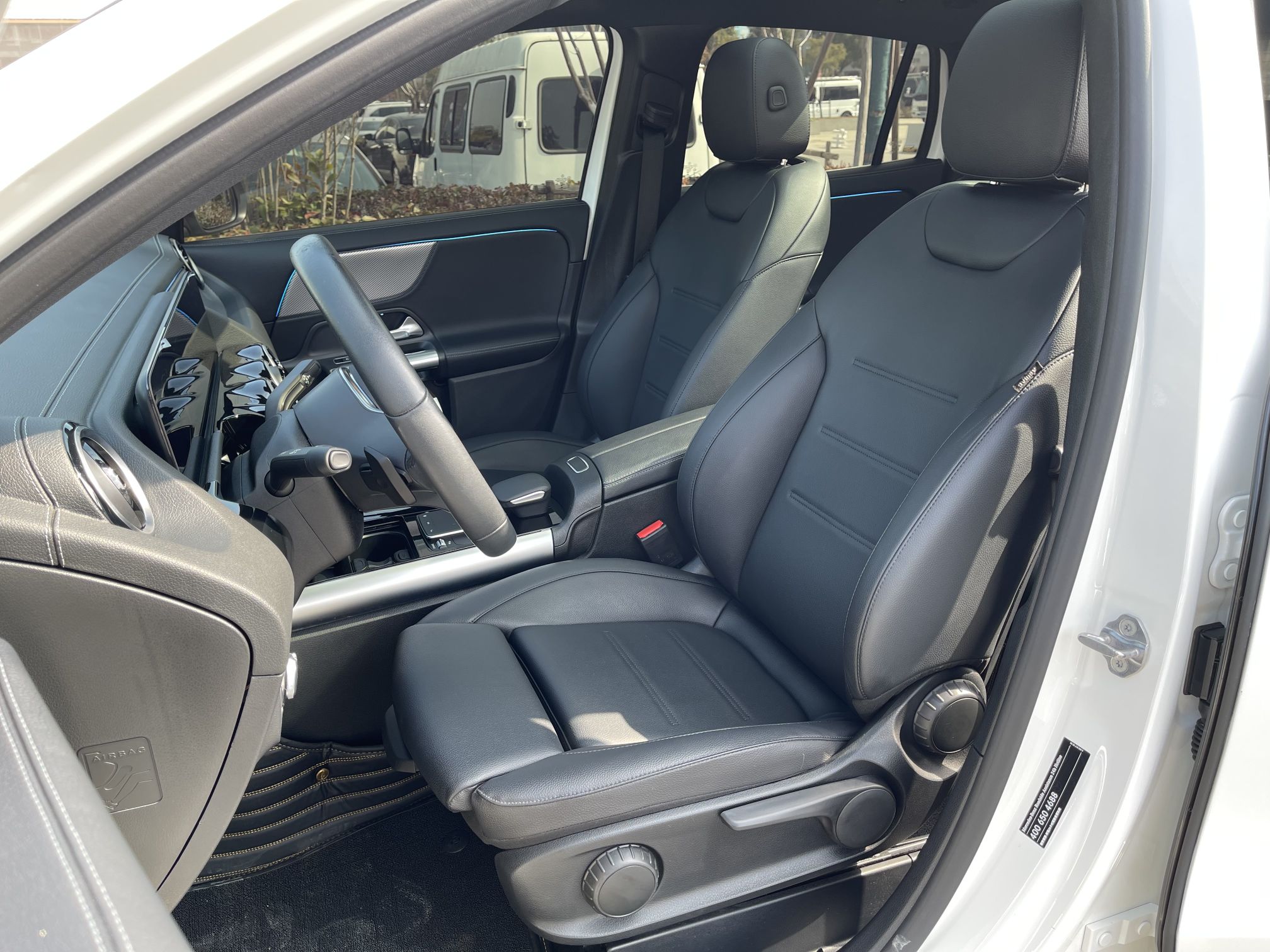 المقاعد الأمامية داخل السيارة