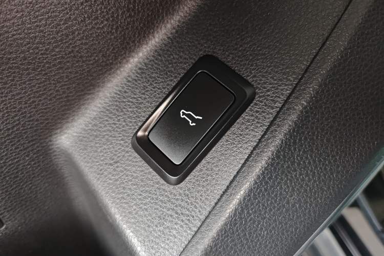 Used Ford Equator 2021 EcoBoost 225 Premier 6-Seater Interior 8