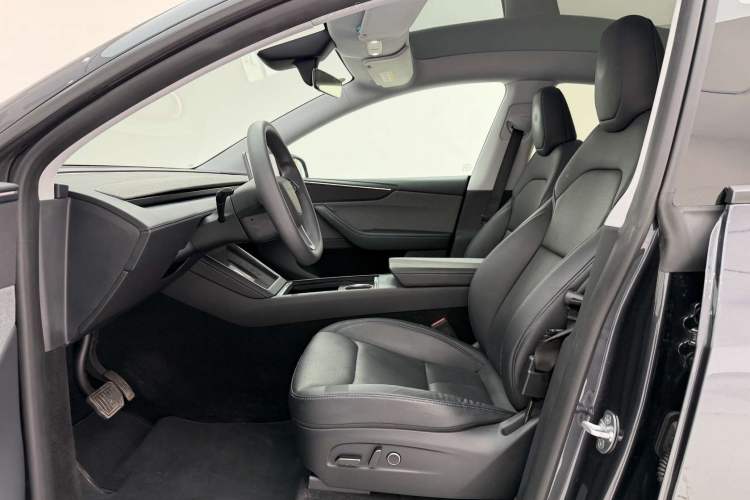 Used Tesla Model Y 2025 Rear-Wheel-Drive Version Interior 4