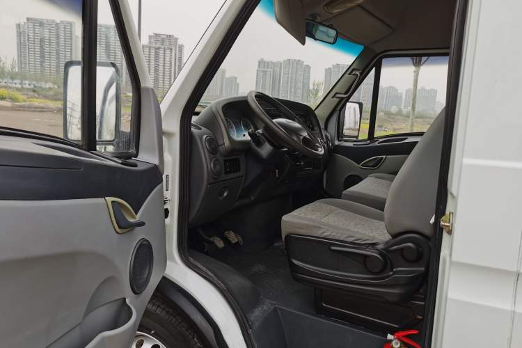 Used Iveco Power Daily 2017 2.5T Classic A32 Mid-Roof 6-7 Seater Bus 47Z5