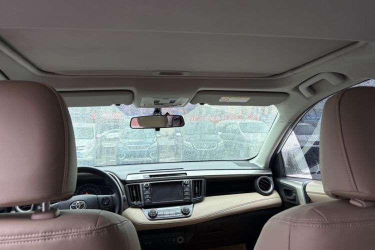 Used Toyota RAV4 2015 2.0L CVT Two-Wheel Drive Fashion Edition Interior 2