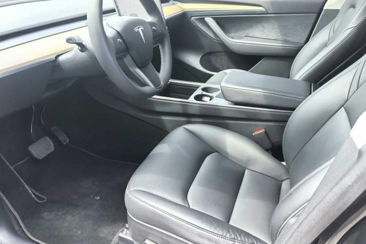 Used Tesla Model Y 2021 Standard Range Rear-Wheel Drive Version Interior 3