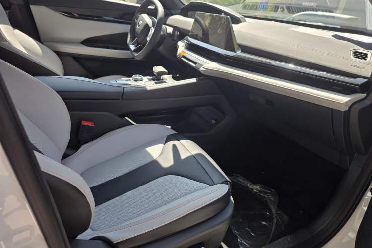 Used CHANGAN UNI-V iDD 2024 Blue Whale Smart Electric iDD 136km ZhiKu Model
