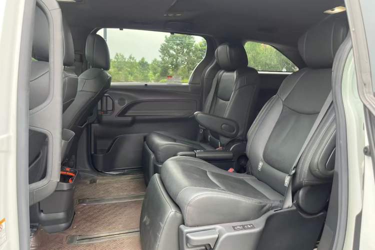 Used Toyota Sienna 2023 2.5L Hybrid Deluxe Edition
