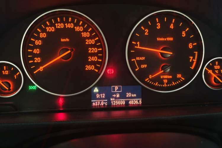 Used BMW 3 Series 2017 320Li Fashion Model Odometer Close Up