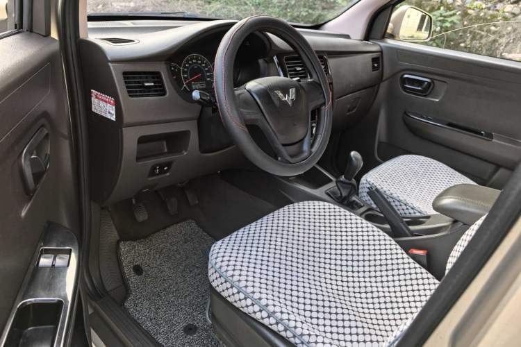 Used Wuling Rongguang V 2016 1.2L Standard Version
