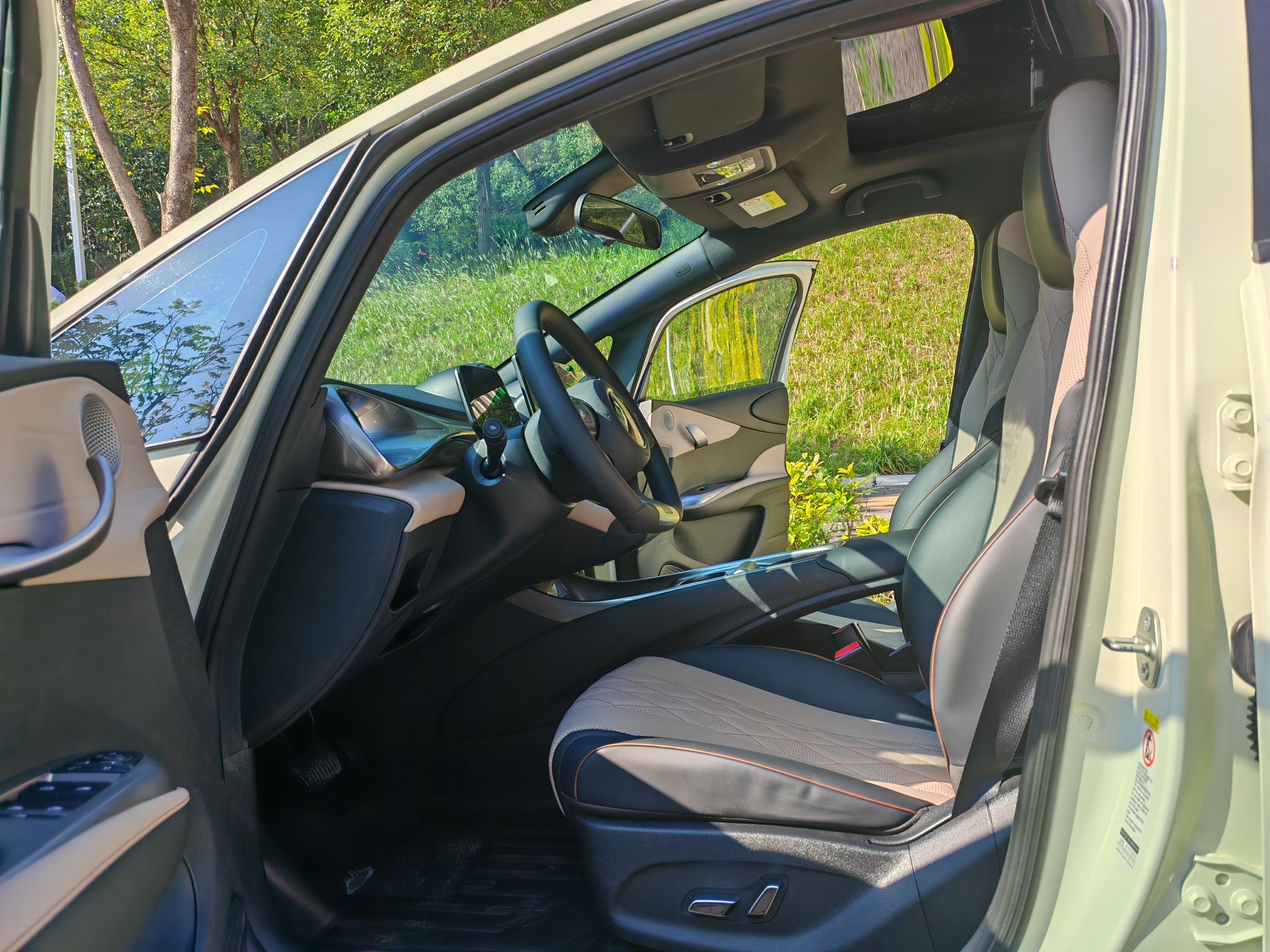 المقاعد الأمامية داخل السيارة