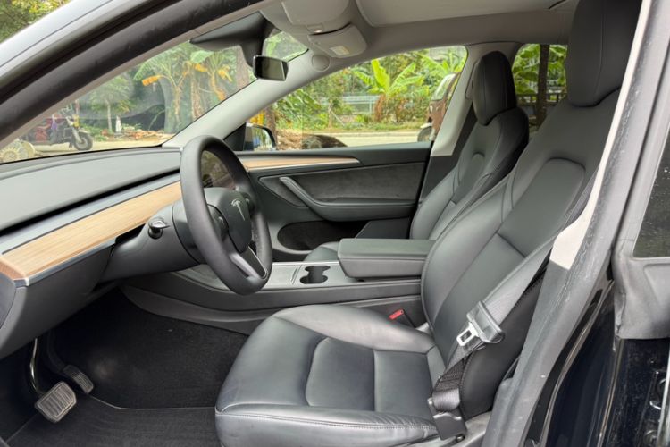 Used Tesla Model Y 2023 Long-Range All-Wheel-Drive Version