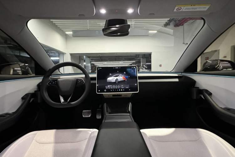 Used Tesla Model 3 2023 Long-Range All-Wheel-Drive Version Interior 4