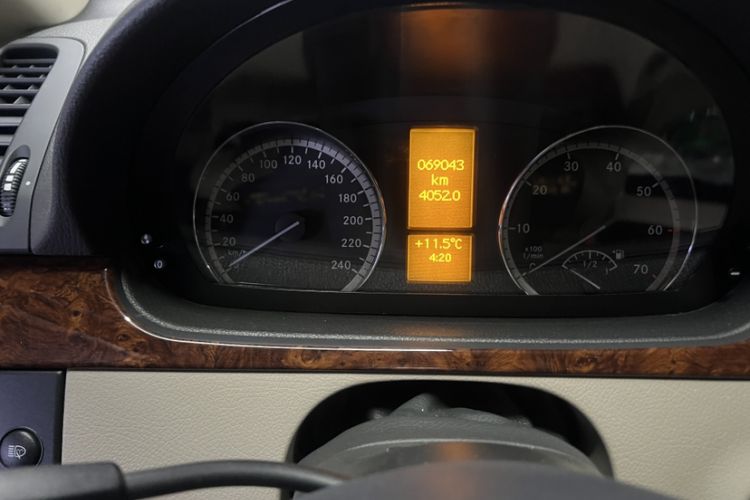 Used Mercedes-Benz Viano 2014 3.5L Premier Edition Odometer Close Up