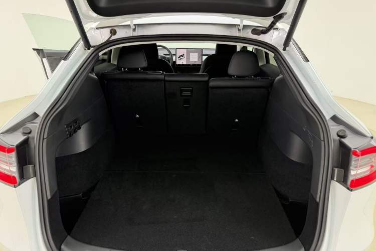 Used Tesla Model Y 2023 Long-Range All-Wheel-Drive Version
