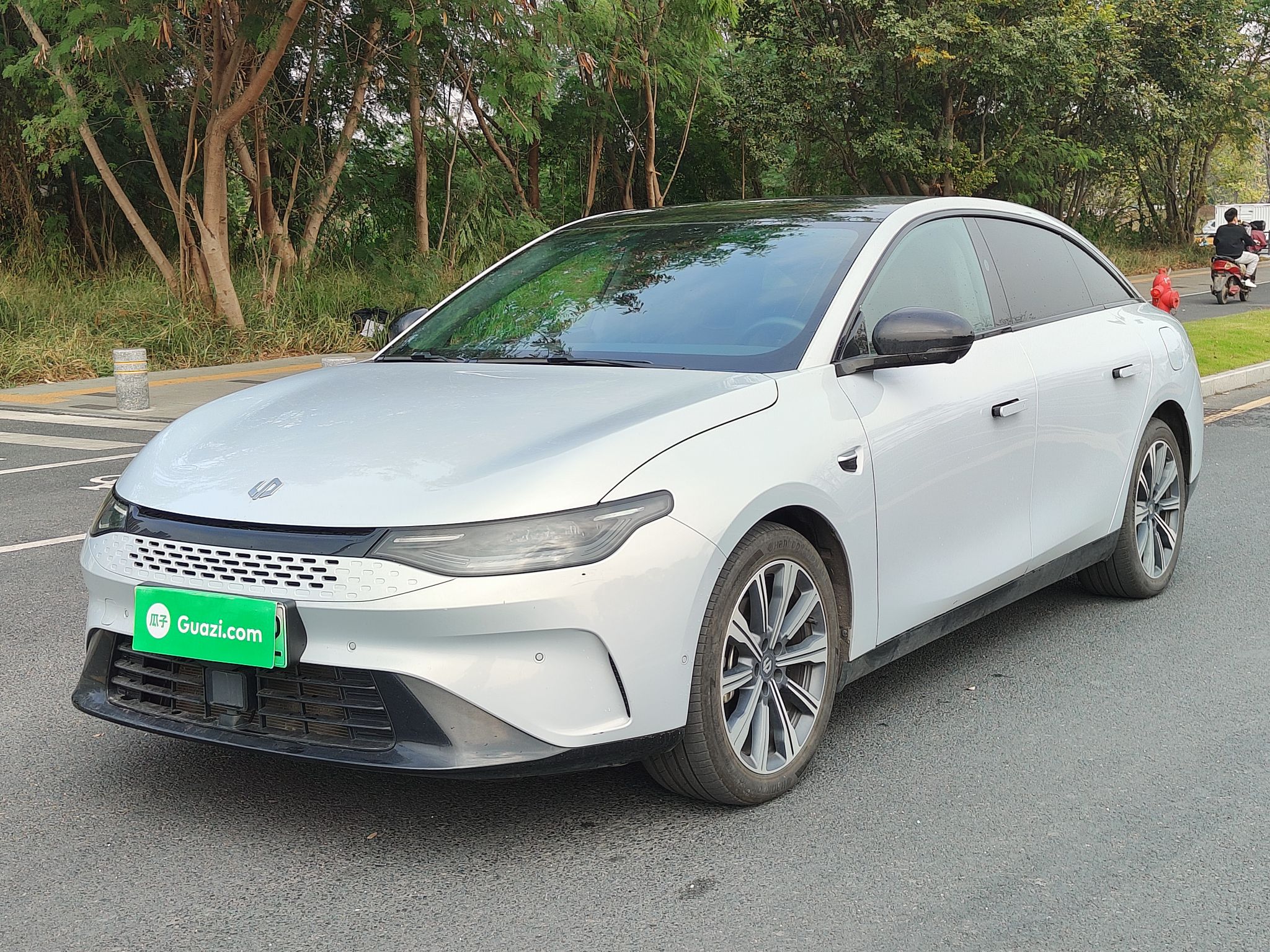 تحت مقدمة السيارة