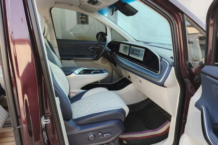 Used SAIC MAXUS G90 2023 2.0T Xingyun 7-Seater Version
