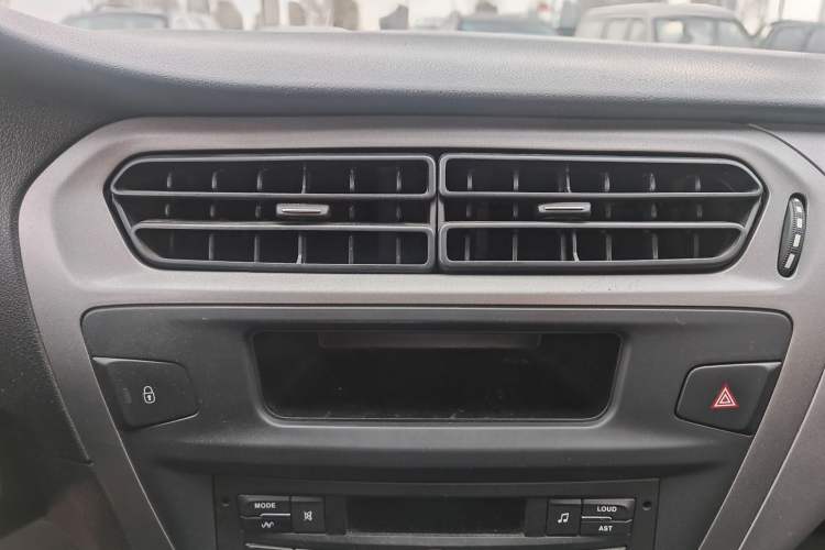 Used Citroen Elysee 2015 Zhishang Edition 1.6L Manual Fashion Model