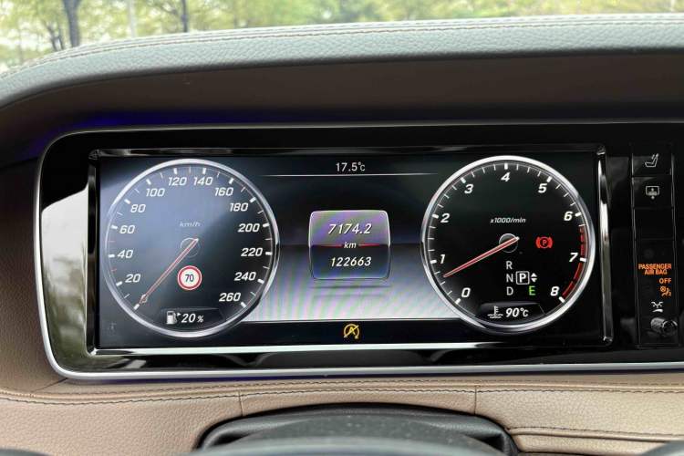 Used Mercedes-Benz S-Class 2016 S 320 L Business Model Odometer Close Up