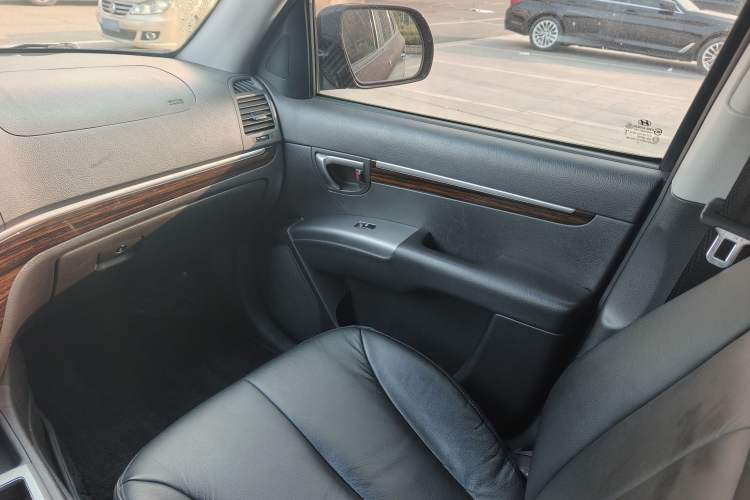 Used Hyundai Santa Fe Classic 2012 2.4 Luxury Edition 7-Seater Four-Wheel Drive
