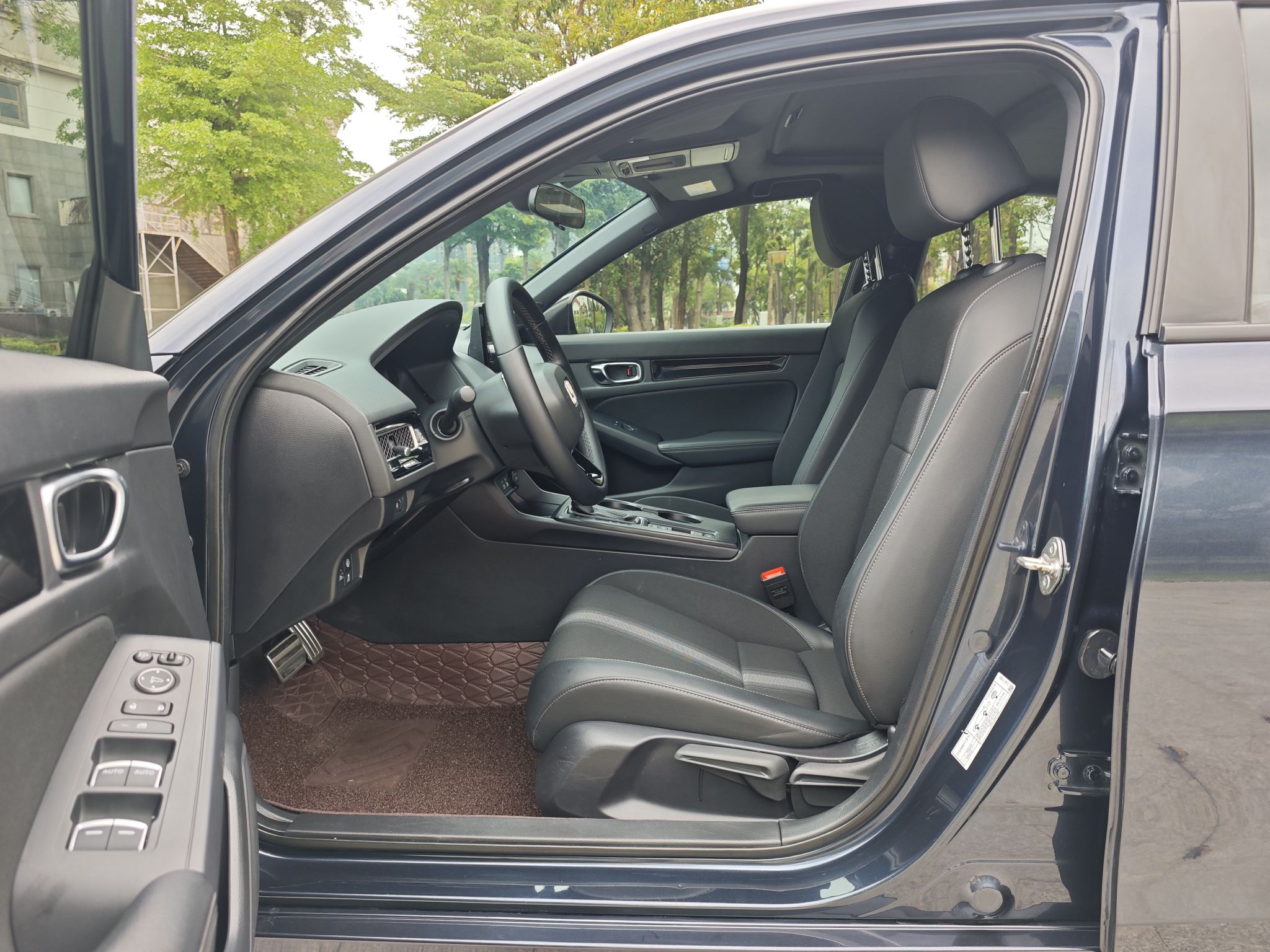 Переднее сиденье в автомобиле