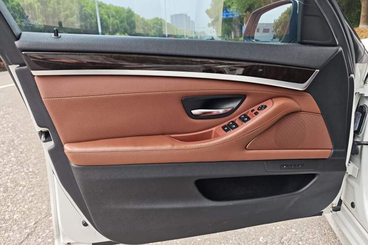 Used BMW 5 Series 2014 525Li Leading Model Interior 1