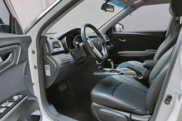 Used SsangYong Tivolan 2015 1.6L Automatic Two-Wheel Drive ZhiShang Edition
