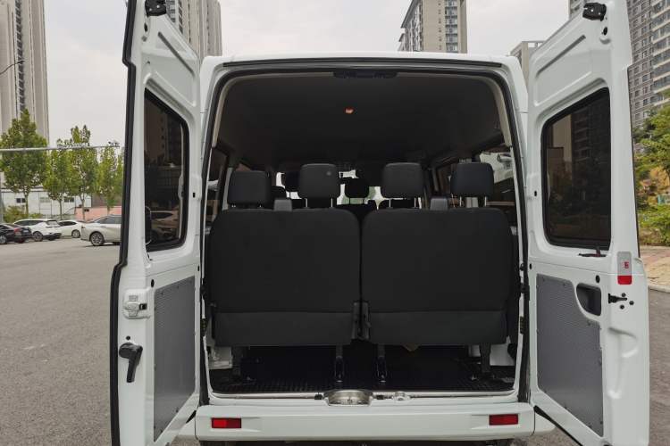 Used SAIC MAXUS Xintu V80 2023 2.0T Manual Classic Aoyuntong Short Wheelbase Mid-Roof 7/8/9-Seater