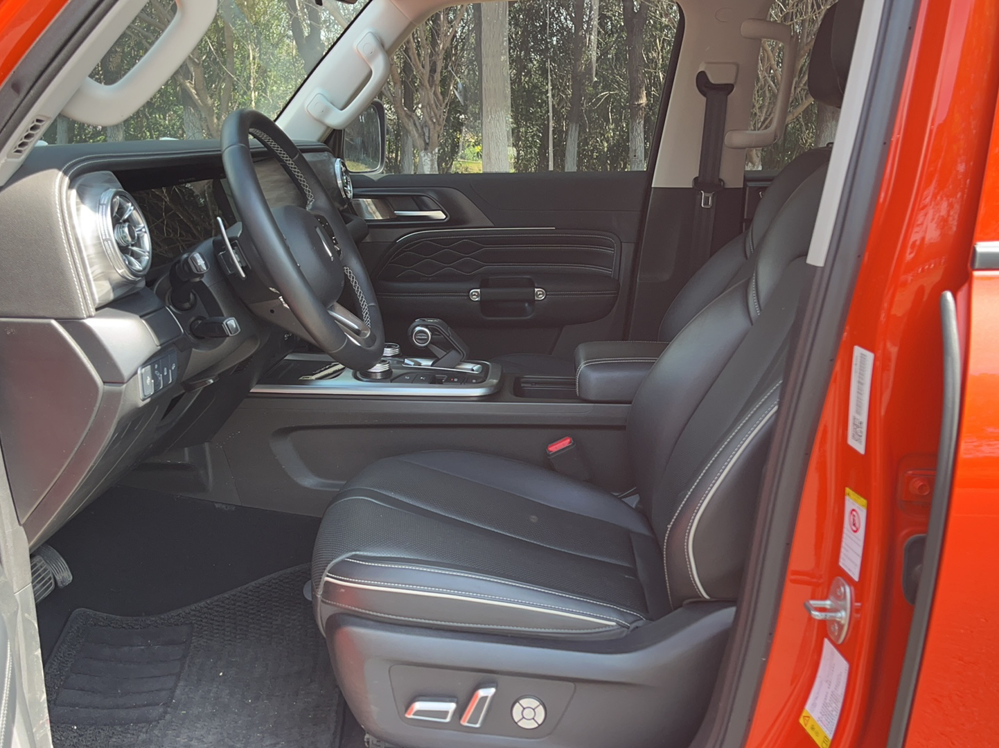 Переднее сиденье в автомобиле