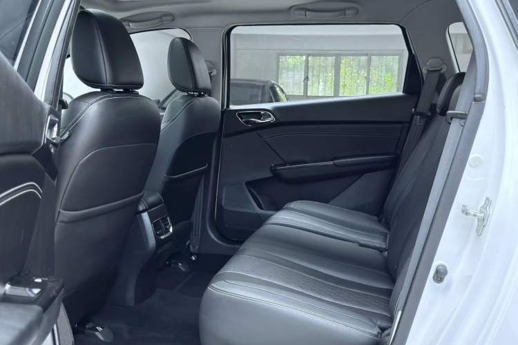 Used Baojun 310W 2018 1.5L Automatic Luxury Version China V Interior 4