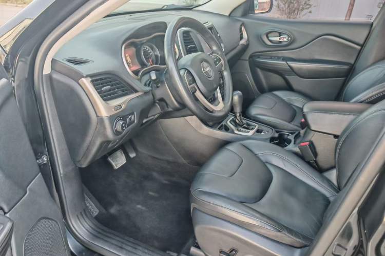 Used Jeep Cherokee 2016 2.0L Superior Edition Interior 2