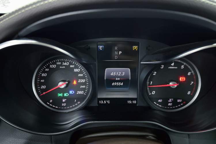 Used Mercedes-Benz GLC 2017 GLC 260 4MATIC Luxury Model Odometer Close Up