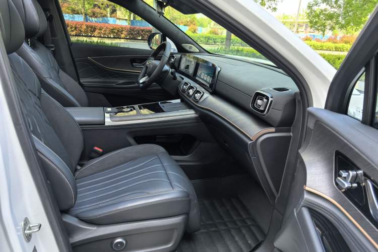 Used Chery Tiggo 9 2025 2.0T Dual-Clutch Two-Wheel Drive Luxury Edition 5 Seats Right Front Seat