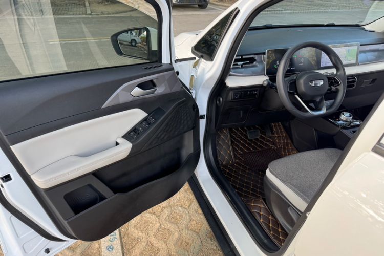 Used Geometry E Firefly 2024 301km Flowing Light Interior 6