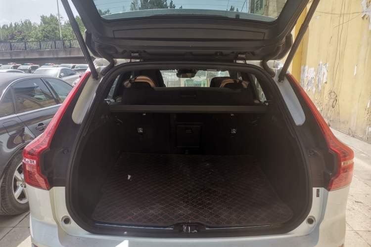 Used Volvo XC60 2018 T5 4x4 Smart Edition Trunk