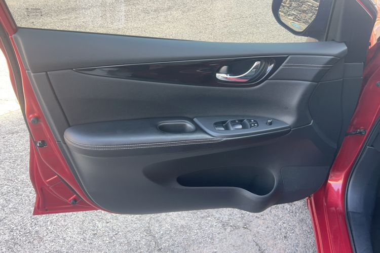 Used Nissan Tiida 2016 1.6L CVT Cool Dynamic Edition Interior 4