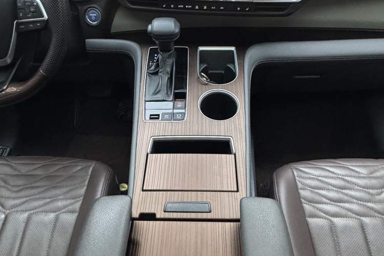 Used Toyota SIENNA 2023 2.5L Hybrid Comfort Edition Interior 3