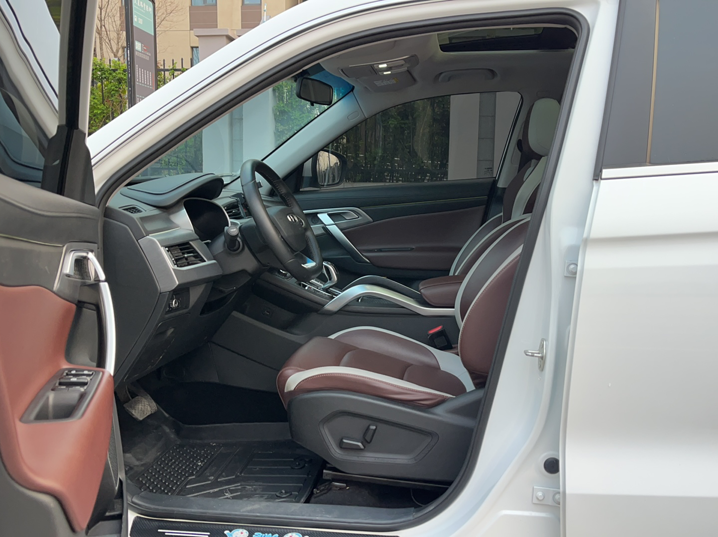 Переднее сиденье в автомобиле