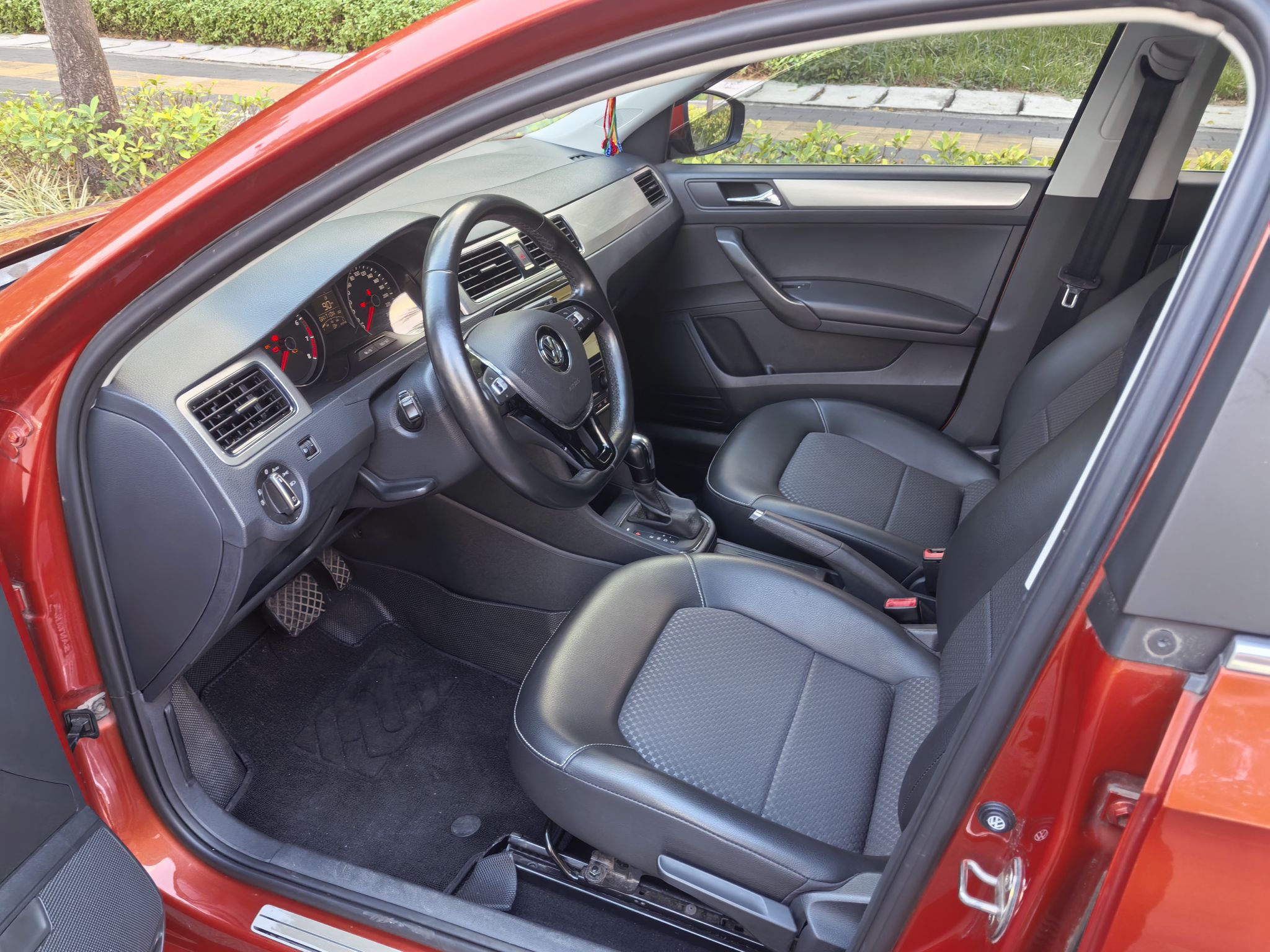 Переднее сиденье в автомобиле