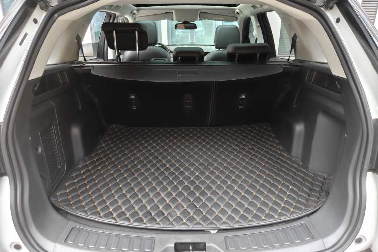 Used Land Rover Discovery Sport 2018 240 PS SE Version Trunk